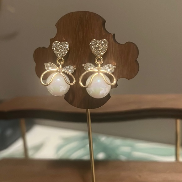 Heart Pearl Bowknot Stud Earrings - Picture 1 of 7